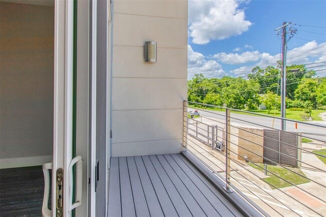 Building Photo - 604 N Bluff Dr