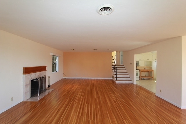 Building Photo - 4 Bedroom Mid-Century Oakmore Property With View of Bay