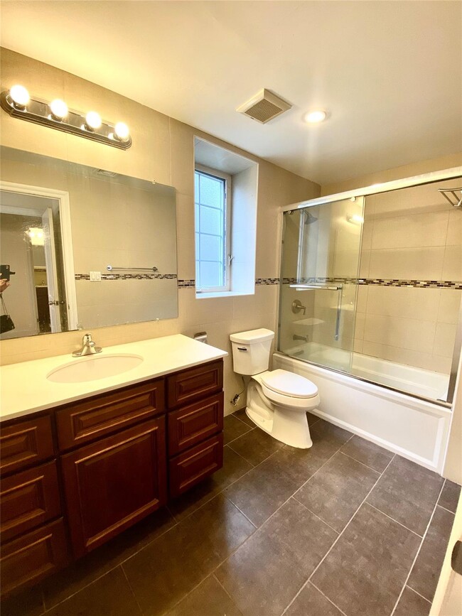 Building Photo - 329 Soundview Ln