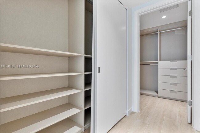 Building Photo - 9901 W Bay Harbor Dr