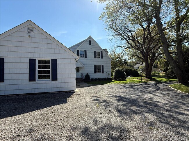 Building Photo - 35 La Rue Dr