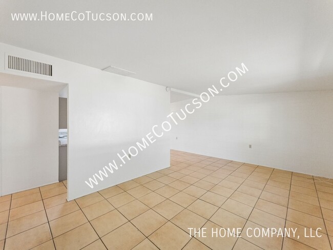 Building Photo - 1446 E Iowa Dr