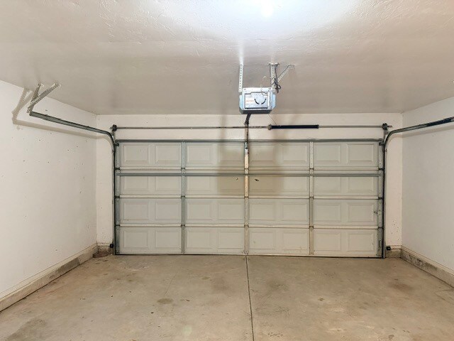 Building Photo - 426 W Pines Way