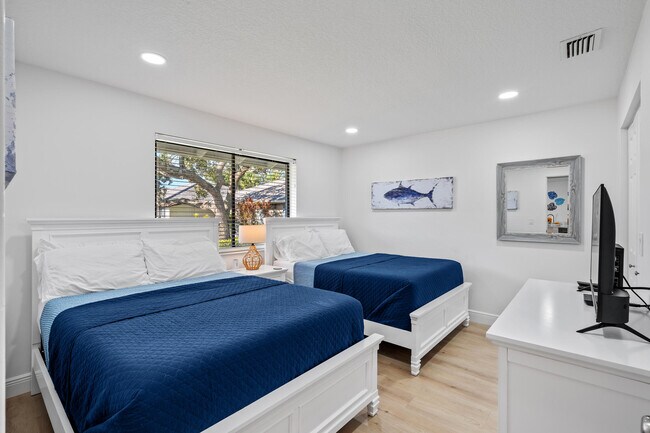 Building Photo - 615 Club Dr