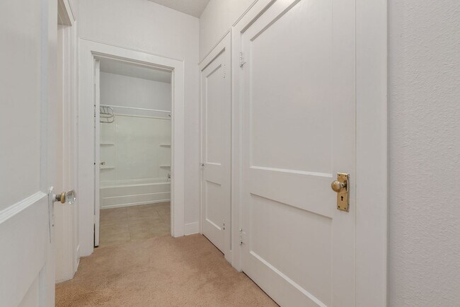 Building Photo - Cozy 2 Bedroom Apartment Available for Aug...