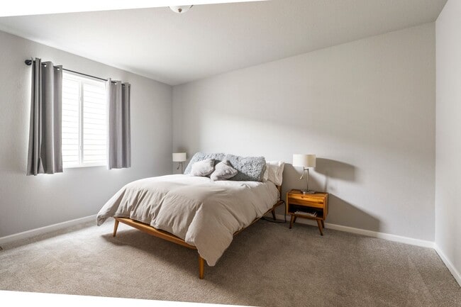 Building Photo - New Executive Furnished -Three bedroom, two bathroom new build home in Longmont fully furnished F...