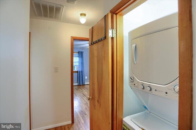 Building Photo - 83 Hillside Cir