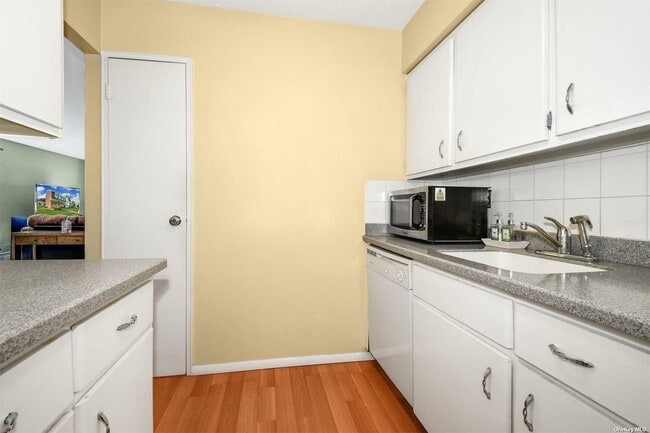Building Photo - 451 Village Dr