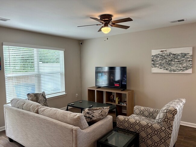 Building Photo - 194 Spencer Cir