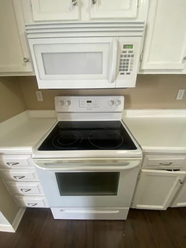 Building Photo - 6227 Crest Green Rd