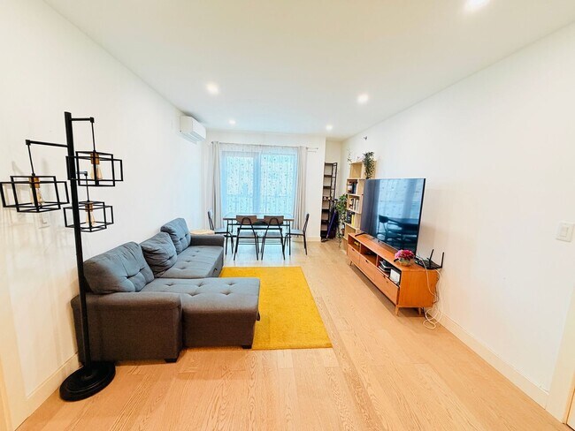 Building Photo - Charming 1BR Condo in Rego Park