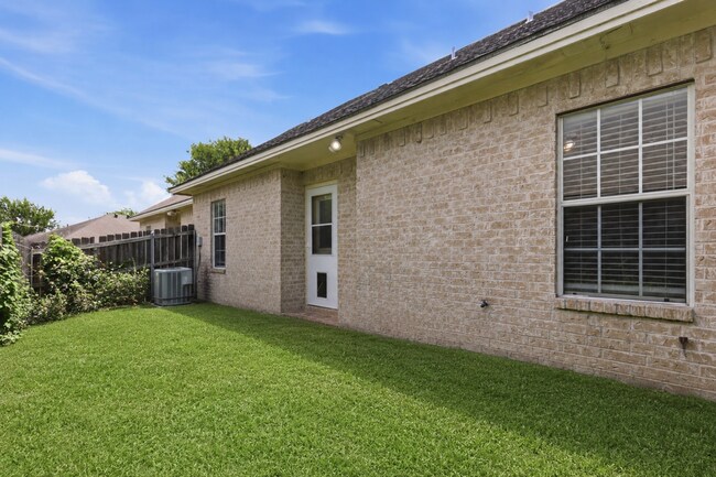 Building Photo - Remodeled 3 Bed Townhome
