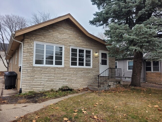 Building Photo - Don't miss this spacious kitchen!