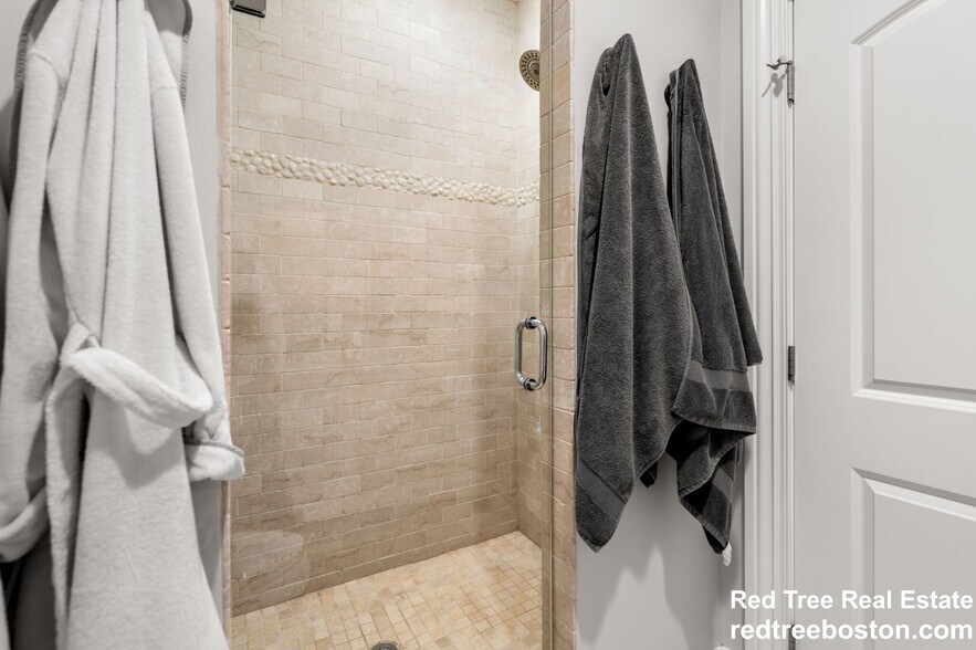 Building Photo - 687 E 6th St