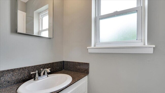 Building Photo - Beautiful 3 bedroom / 1.5 bath