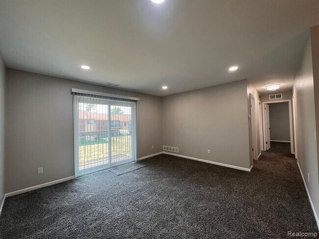 Building Photo - 34633 Clarkson Dr E