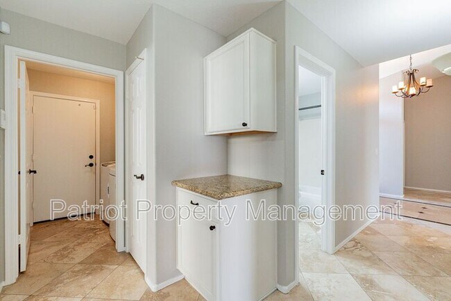 Building Photo - 4704 E Villa Maria Dr