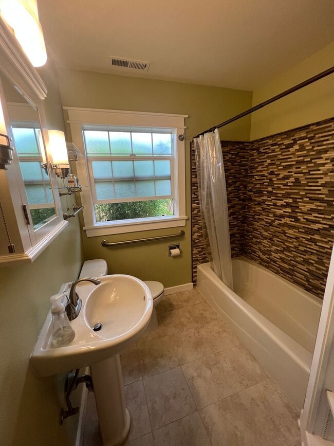 Building Photo - Cozy 2 Bedroom in Charming Everett Neighbo...