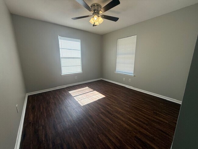 Building Photo - Centre-513