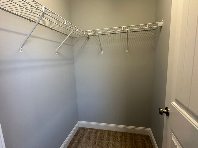 Building Photo - Awesome 4 Bedroom 2.5 Bath Home with Lots of space and a 2 Car Garage!