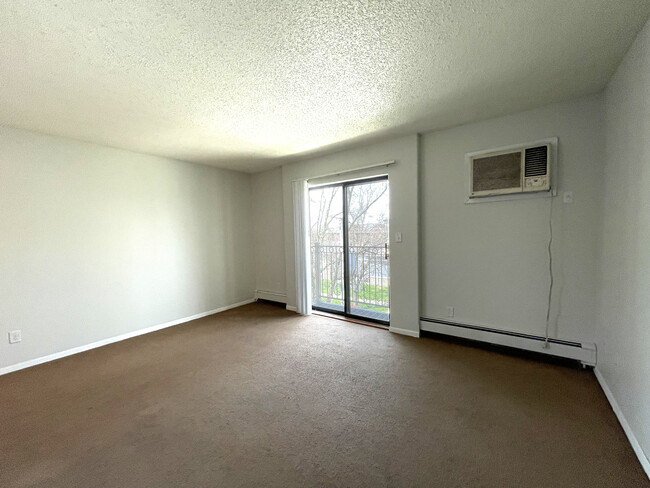 Building Photo - 436 S Van Buren St