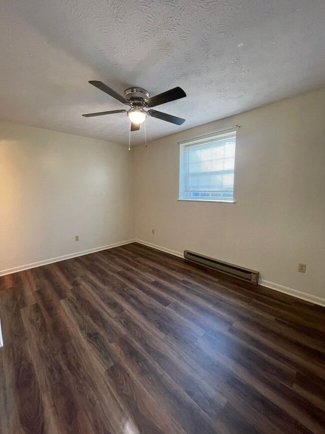 Building Photo - Apartment on Rockingham Drive