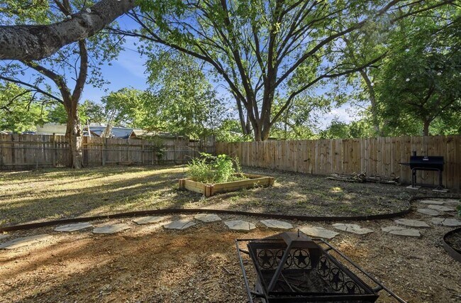 Building Photo - 2208 Deadwood Dr
