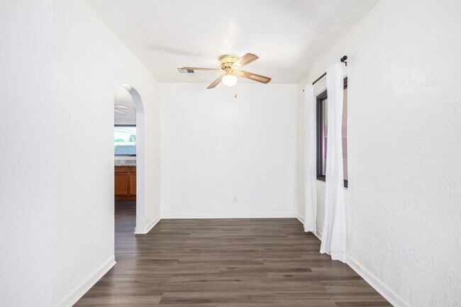 Building Photo - 4613 N 11th Pl