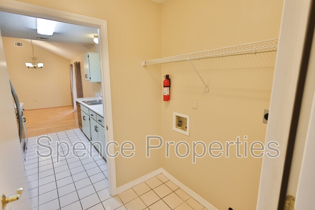 Building Photo - 213 Pinoak Ct W