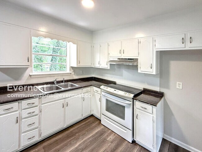 Building Photo - 900 Von Dale Dr