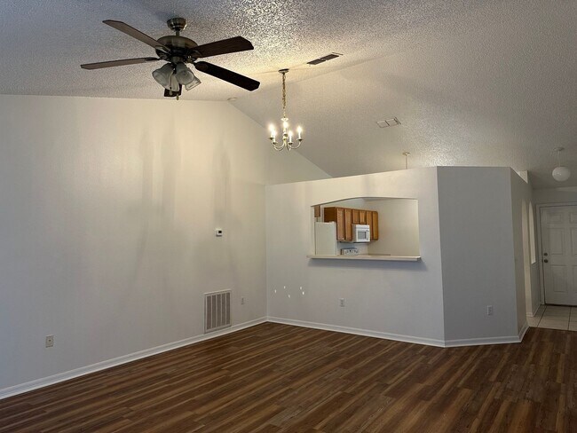 Building Photo - Move in condition 3 Bedroom 2 Bath 2 Car Garage Call Carole Arcaro 386-216-4900 Deltona Lakes Realty