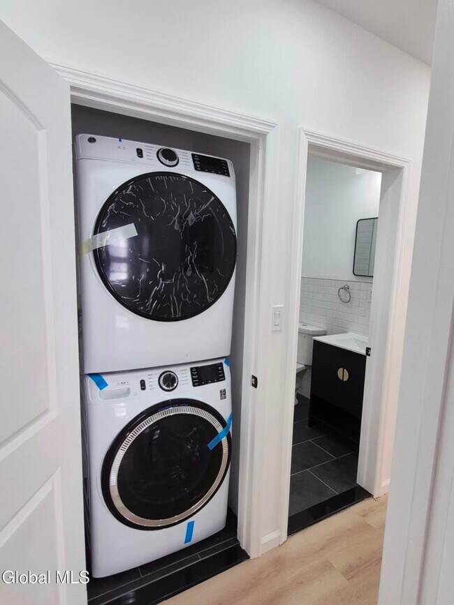 Building Photo - 445 5th Ave