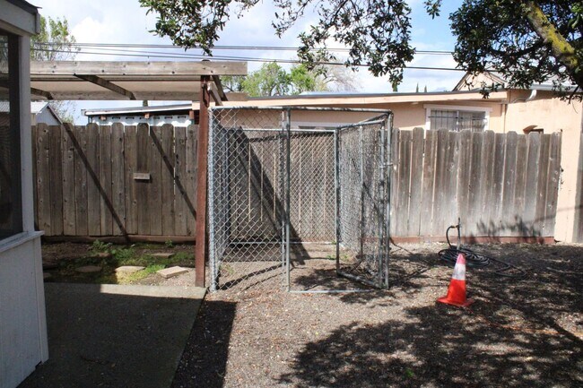 Building Photo - 135 Poinsettia Ave