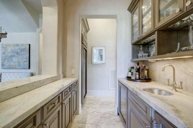 Building Photo - 5610 Lynbrook Dr