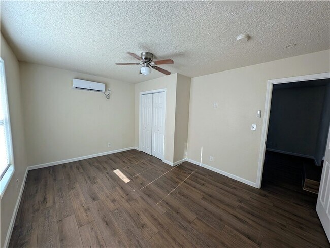 Building Photo - 637 Jester St