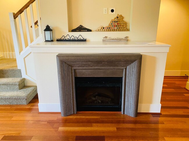 Building Photo - Incredible Custom Townhome