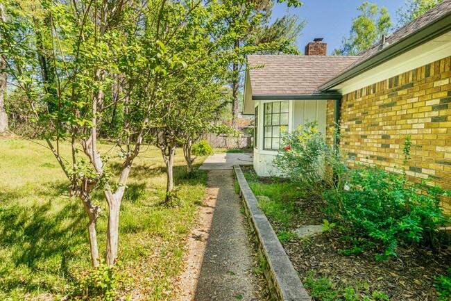Building Photo - 703 Parker Dr
