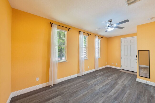 Building Photo - 9952 Spring View Way