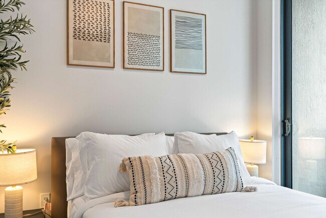 Building Photo - 121 NE 5th St