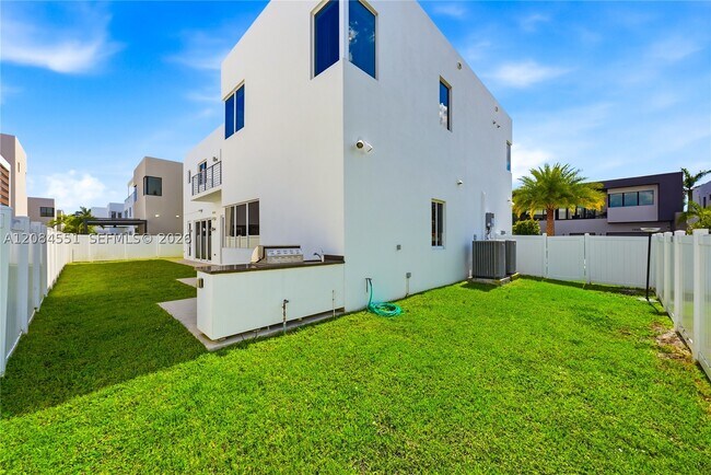 Building Photo - 7525 NW 103rd Pl