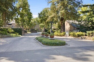 Building Photo - 536 Woodside Oaks