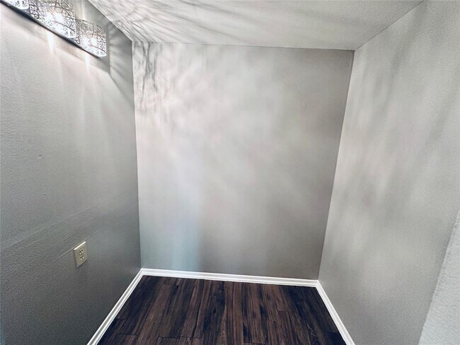 Building Photo - 601 W 11th St