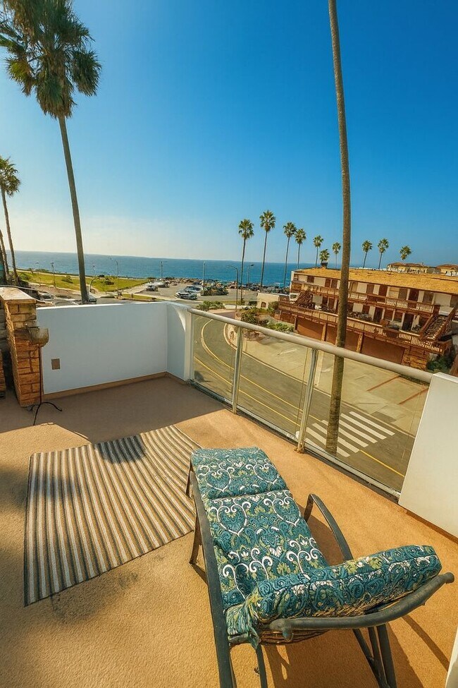 Building Photo - #110: WHITE HOUSE - UNOFFICIAL (JEFF GINSBURG ROOMMATES)