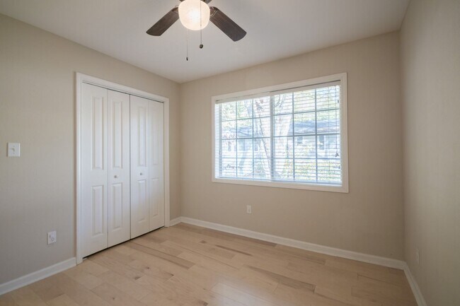 Building Photo - Beautiful 2BR/1.5BA condo in a gated community in the heart of Sandy Springs