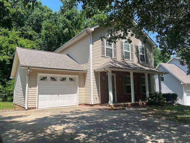 Primary Photo - Great 3 Bed, 2.5 Bath house in University ...
