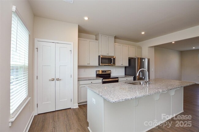 Building Photo - 9833 Oaklawn Blvd NW