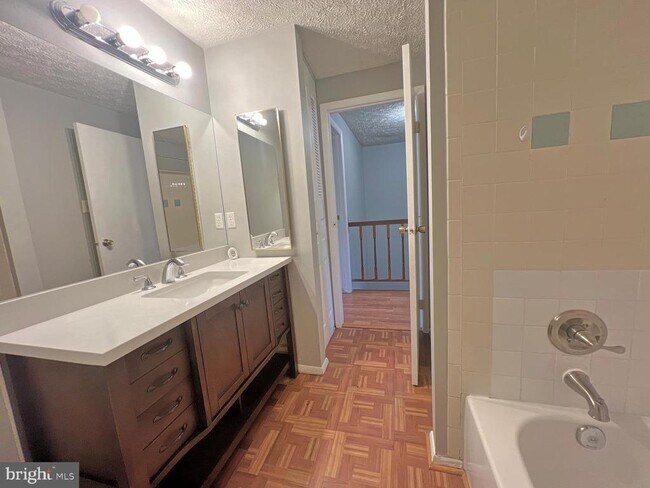 Building Photo - 8104 Willowdale Ct