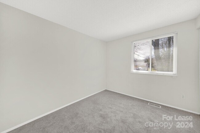 Building Photo - 6230 Holly Knoll Dr