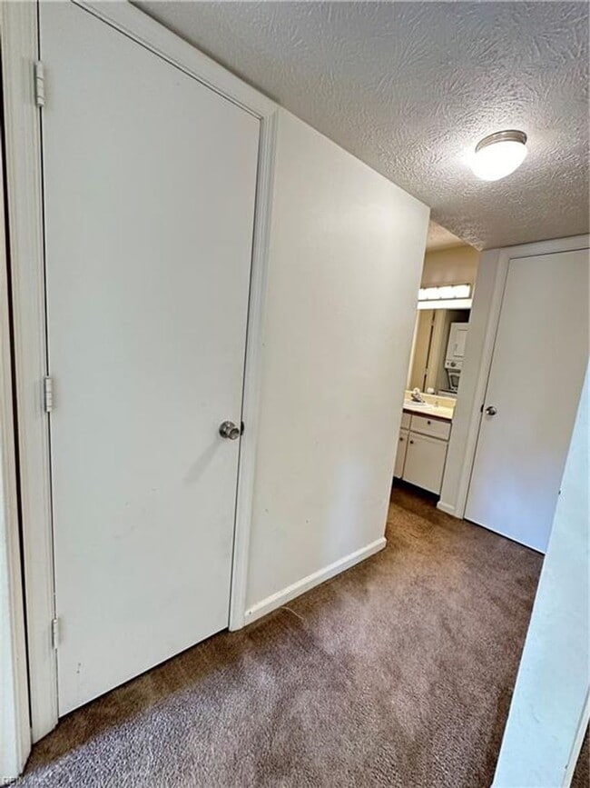 Building Photo - Hampton Club