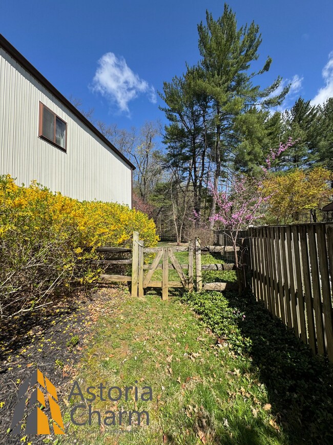 Building Photo - Spacious 5 Bedroom 3 Bath + Den Single Family Detached Home